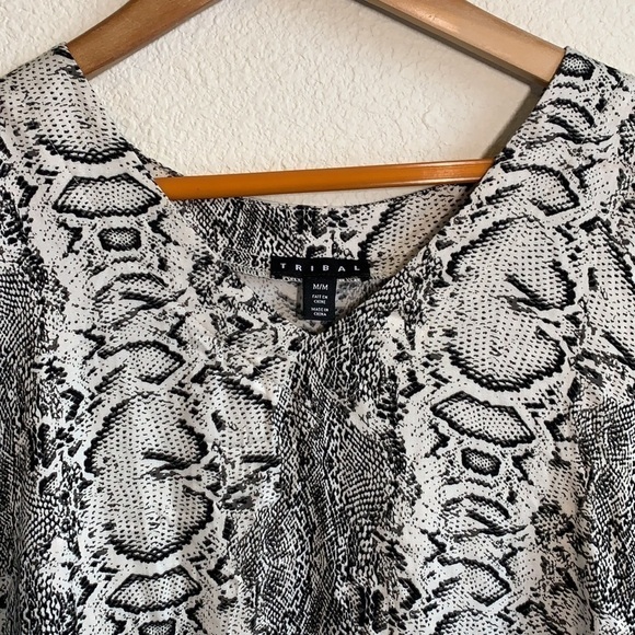 Tribal Sleeveless V-Neck Snakeskin Split Back Top - Picture 2 of 9